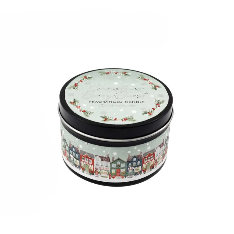 Candela profumata di Natale “Christmas berry burst” in latta decorata con paesaggio invernale, ideale come pensierino di Natale
